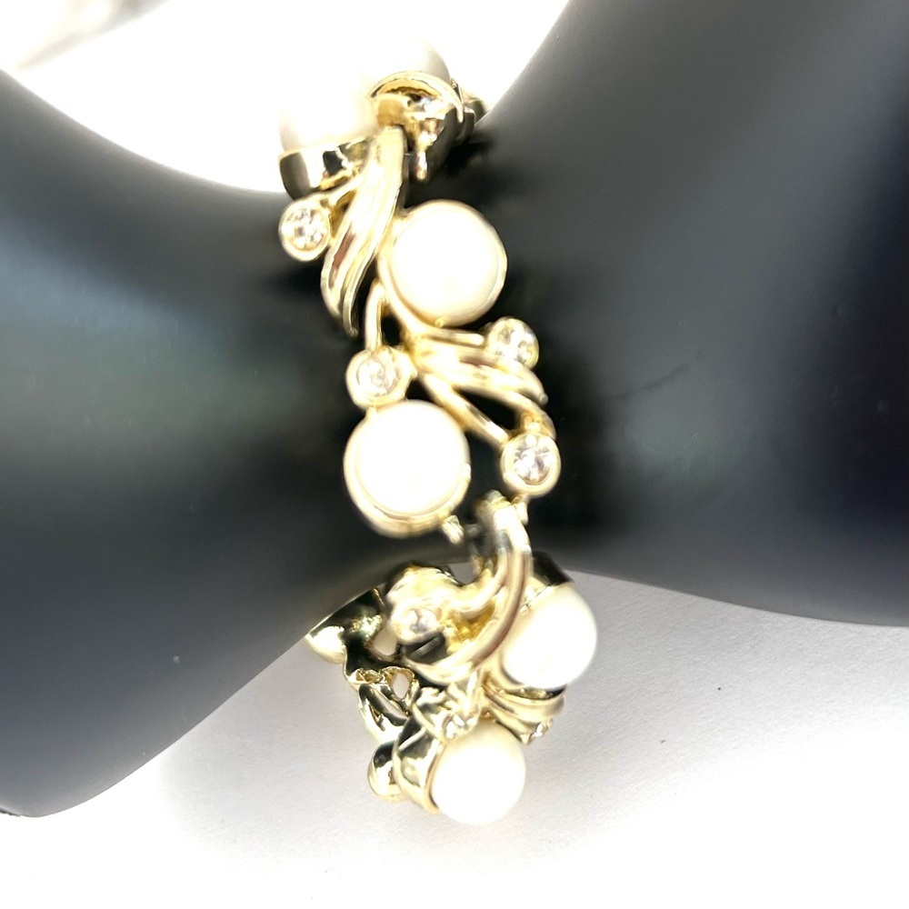 Sarah Coventry Gold Tone White Pearl Beaded And Crystals Bracelet Vintage 7.2 in